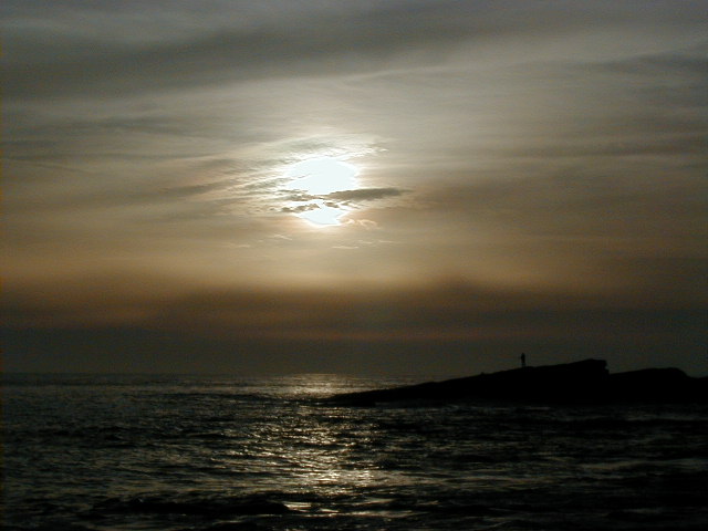 oct13 lighthouse sunset.JPG, 56813 bytes, 10/13/2001