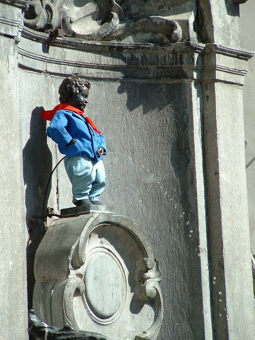 peeing statue clothed.jpg, 5/2/2004, 118 kB