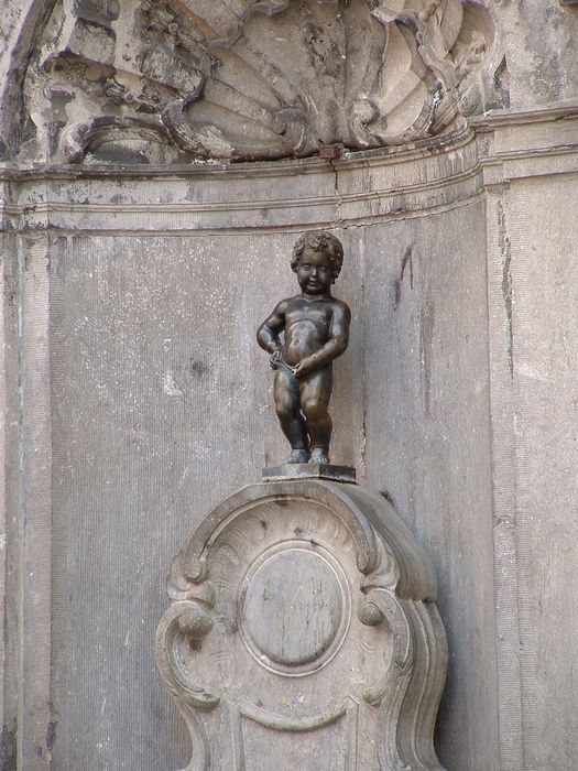 peeing statue naked.jpg, 5/2/2004, 101 kB