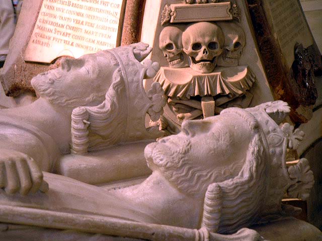 tomb with skulls2.jpg, 9/14/2003, 74 kB