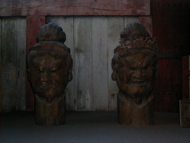 nara - wood heads.JPG, 1/3/2005, 57 kB