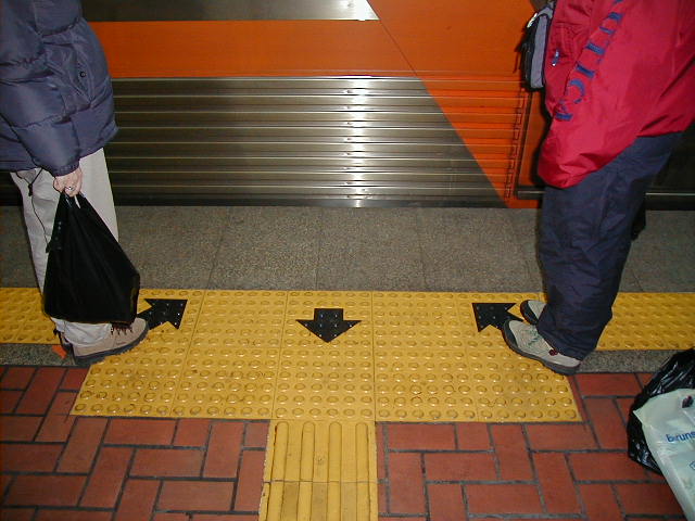 kr - subway arrows.JPG, 1/3/2005, 60 kB
