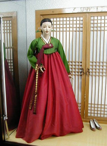 kr - traditional dress.JPG, 1/3/2005, 47 kB