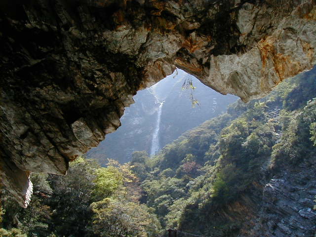 tg - overhang and waterfall.JPG, 1/3/2005, 62 kB
