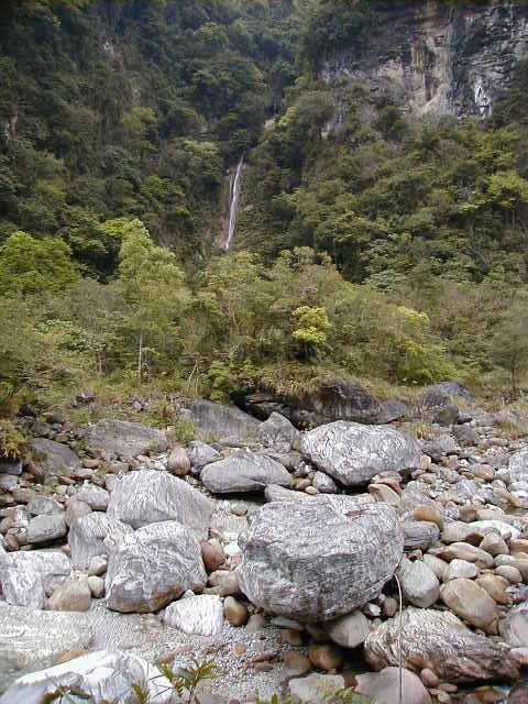 tg - rocks and waterfall.JPG, 1/3/2005, 98 kB