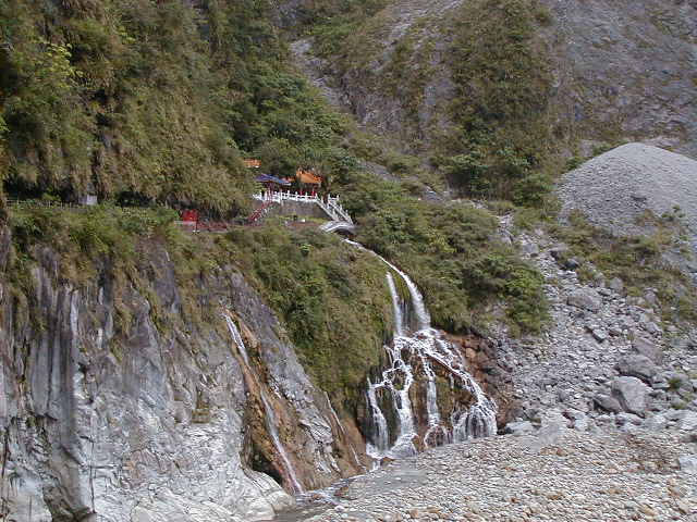 tg - temple and waterfall.JPG, 1/3/2005, 62 kB