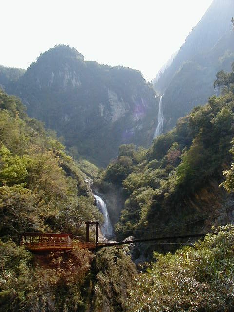 tg - waterfall and bridge.JPG, 1/3/2005, 73 kB