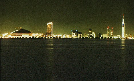 fukuoka from the sea at night.jpg, 34159 bytes, 10/27/1999