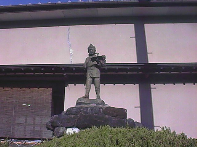 the statue outside ushizu high school.jpg, 52431 bytes, 10/4/1999