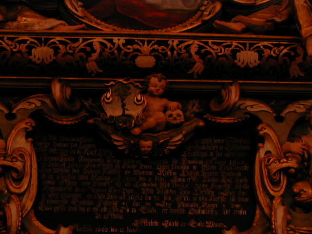 oct 23 church cherub and skull.JPG, 10/23/2001, 58 kB