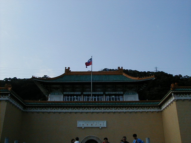 museum with flag.JPG, 1/3/2005, 56 kB