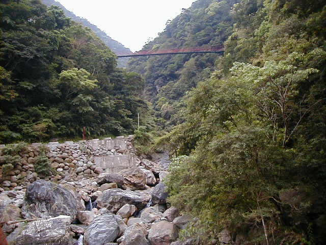 tg - bridge over rocks.JPG, 1/3/2005, 62 kB