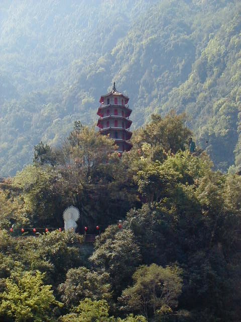 tg - close of pagoda.JPG, 1/3/2005, 77 kB